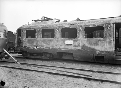 152747 Afbeelding van het tijdens de oorlog vernielde electrische treinstel nr. 623 (mat. 1936) van de N.S. te Arnhem